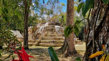 4-Day Maya Trek to 3 Archeological Sites from Flores: Uaxactún + Tikal + El Zotz