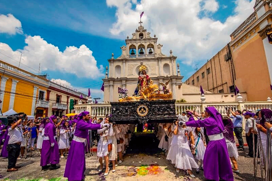 Tour of Catholic Processions During Holy Week in Guatemala City