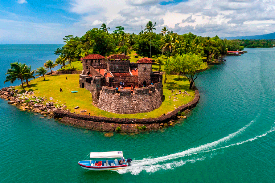 Highlights of Izabal: Livingston + Castle + Boat Ride Tour